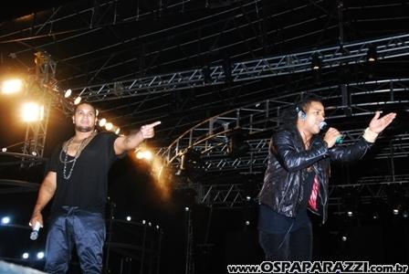 Exaltasamba e Rodriguinho cantam para fãs em São José