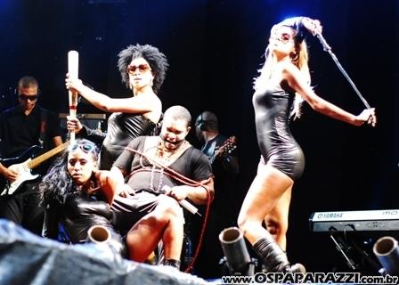 Exaltasamba e Rodriguinho cantam para fãs em São José
