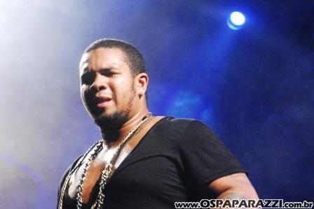 Exaltasamba e Rodriguinho cantam para fãs em São José