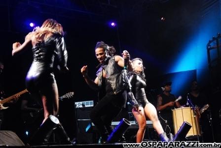 Exaltasamba e Rodriguinho cantam para fãs em São José