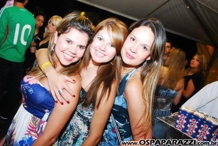 Exaltasamba e Rodriguinho cantam para fãs em São José
