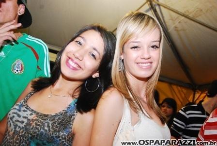 Exaltasamba e Rodriguinho cantam para fãs em São José
