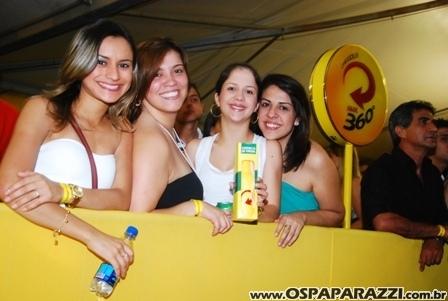 Exaltasamba e Rodriguinho cantam para fãs em São José