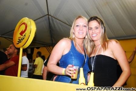 Exaltasamba e Rodriguinho cantam para fãs em São José