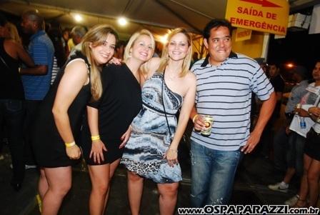 Exaltasamba e Rodriguinho cantam para fãs em São José