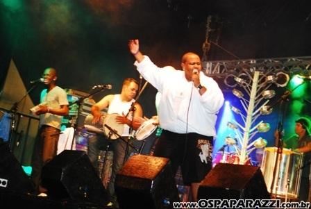 Exaltasamba e Rodriguinho cantam para fãs em São José