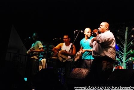 Exaltasamba e Rodriguinho cantam para fãs em São José