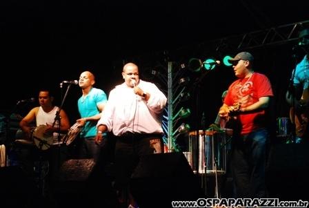 Exaltasamba e Rodriguinho cantam para fãs em São José