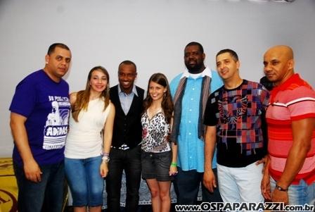 Exaltasamba e Rodriguinho cantam para fãs em São José