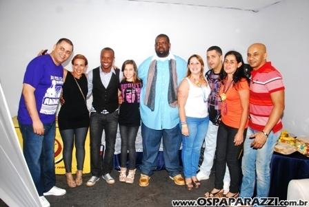Exaltasamba e Rodriguinho cantam para fãs em São José