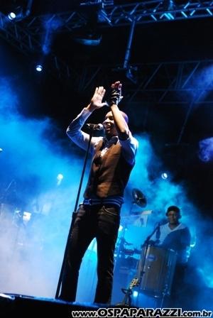 Exaltasamba e Rodriguinho cantam para fãs em São José