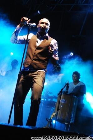 Exaltasamba e Rodriguinho cantam para fãs em São José