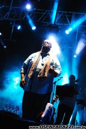 Exaltasamba e Rodriguinho cantam para fãs em São José