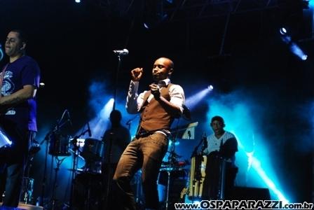Exaltasamba e Rodriguinho cantam para fãs em São José