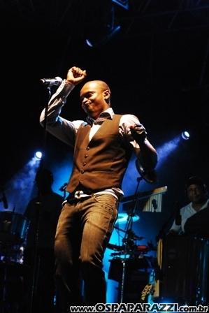 Exaltasamba e Rodriguinho cantam para fãs em São José