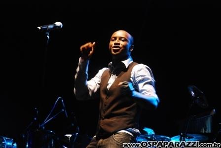 Exaltasamba e Rodriguinho cantam para fãs em São José