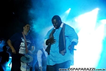 Exaltasamba e Rodriguinho cantam para fãs em São José