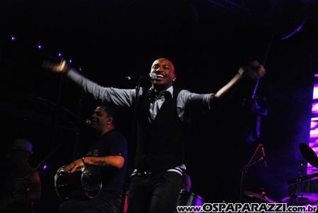 Exaltasamba e Rodriguinho cantam para fãs em São José