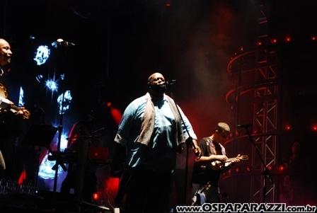 Exaltasamba e Rodriguinho cantam para fãs em São José