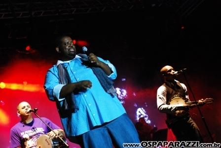 Exaltasamba e Rodriguinho cantam para fãs em São José
