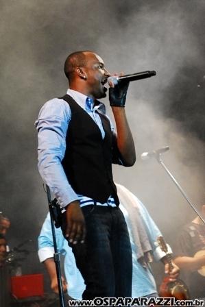 Exaltasamba e Rodriguinho cantam para fãs em São José