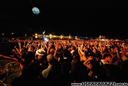 Exaltasamba e Rodriguinho cantam para fãs em São José