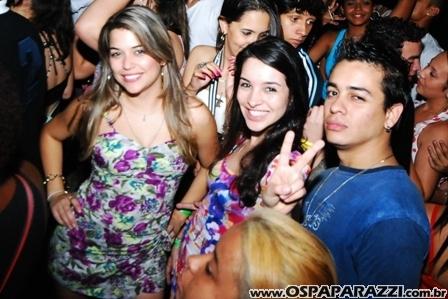 Exaltasamba e Rodriguinho cantam para fãs em São José