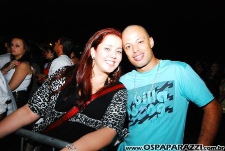 Exaltasamba e Rodriguinho cantam para fãs em São José