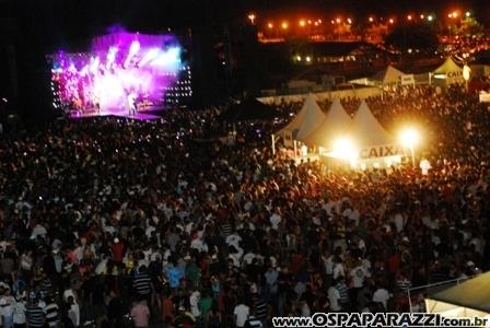 Exaltasamba e Rodriguinho cantam para fãs em São José