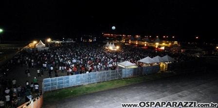 Exaltasamba e Rodriguinho cantam para fãs em São José