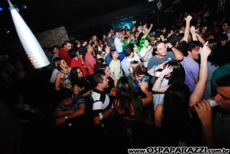 Noite de celebridades e surpresas no Anexo em São José dos Campos