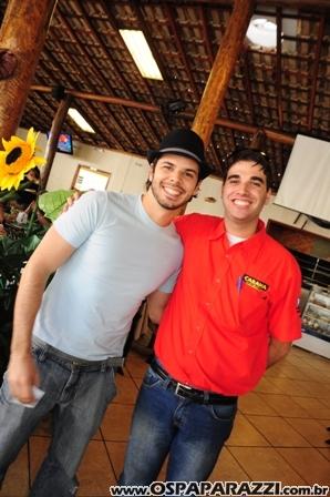 Jonas Almeida confere novo cardápio de restaurante
