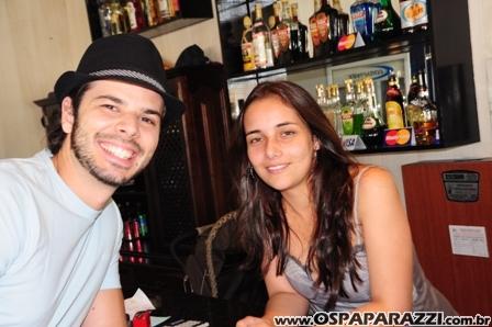 Jonas Almeida confere novo cardápio de restaurante