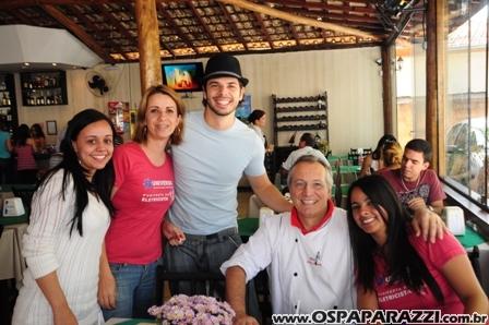 Jonas Almeida confere novo cardápio de restaurante