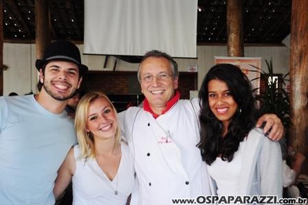 Jonas Almeida confere novo cardápio de restaurante
