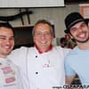 Jonas Almeida confere novo cardápio de restaurante