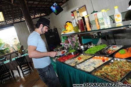Jonas Almeida confere novo cardápio de restaurante