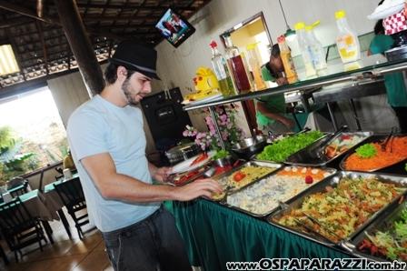 Jonas Almeida confere novo cardápio de restaurante