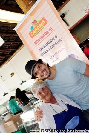 Jonas Almeida confere novo cardápio de restaurante