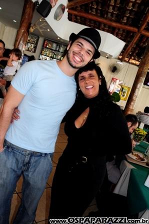 Jonas Almeida confere novo cardápio de restaurante