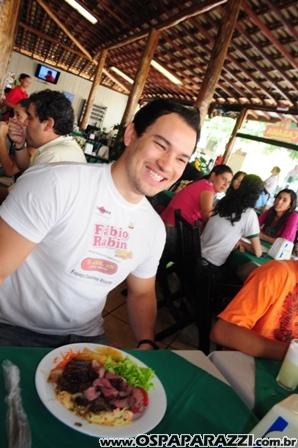 Jonas Almeida confere novo cardápio de restaurante