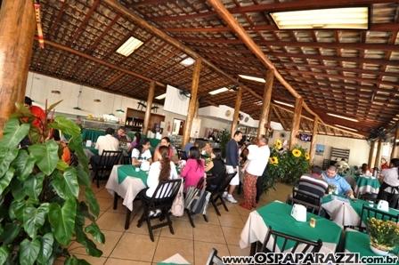 Jonas Almeida confere novo cardápio de restaurante