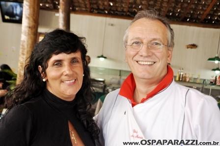 Jonas Almeida confere novo cardápio de restaurante