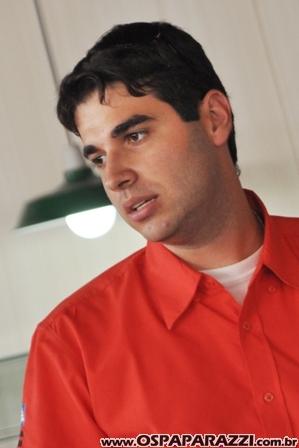 Jonas Almeida confere novo cardápio de restaurante