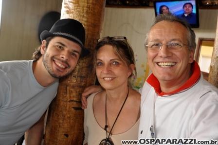 Jonas Almeida confere novo cardápio de restaurante