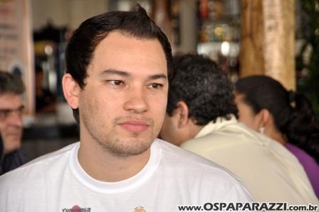 Jonas Almeida confere novo cardápio de restaurante