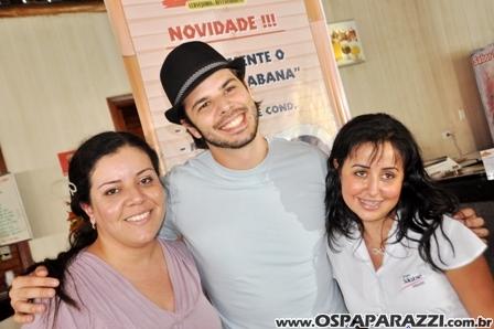 Jonas Almeida confere novo cardápio de restaurante