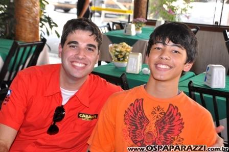 Jonas Almeida confere novo cardápio de restaurante