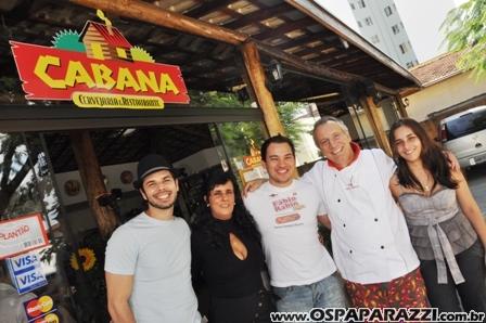 Jonas Almeida confere novo cardápio de restaurante