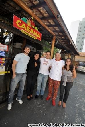 Jonas Almeida confere novo cardápio de restaurante